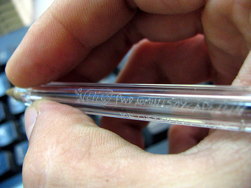 Mano con boligrafo escrito